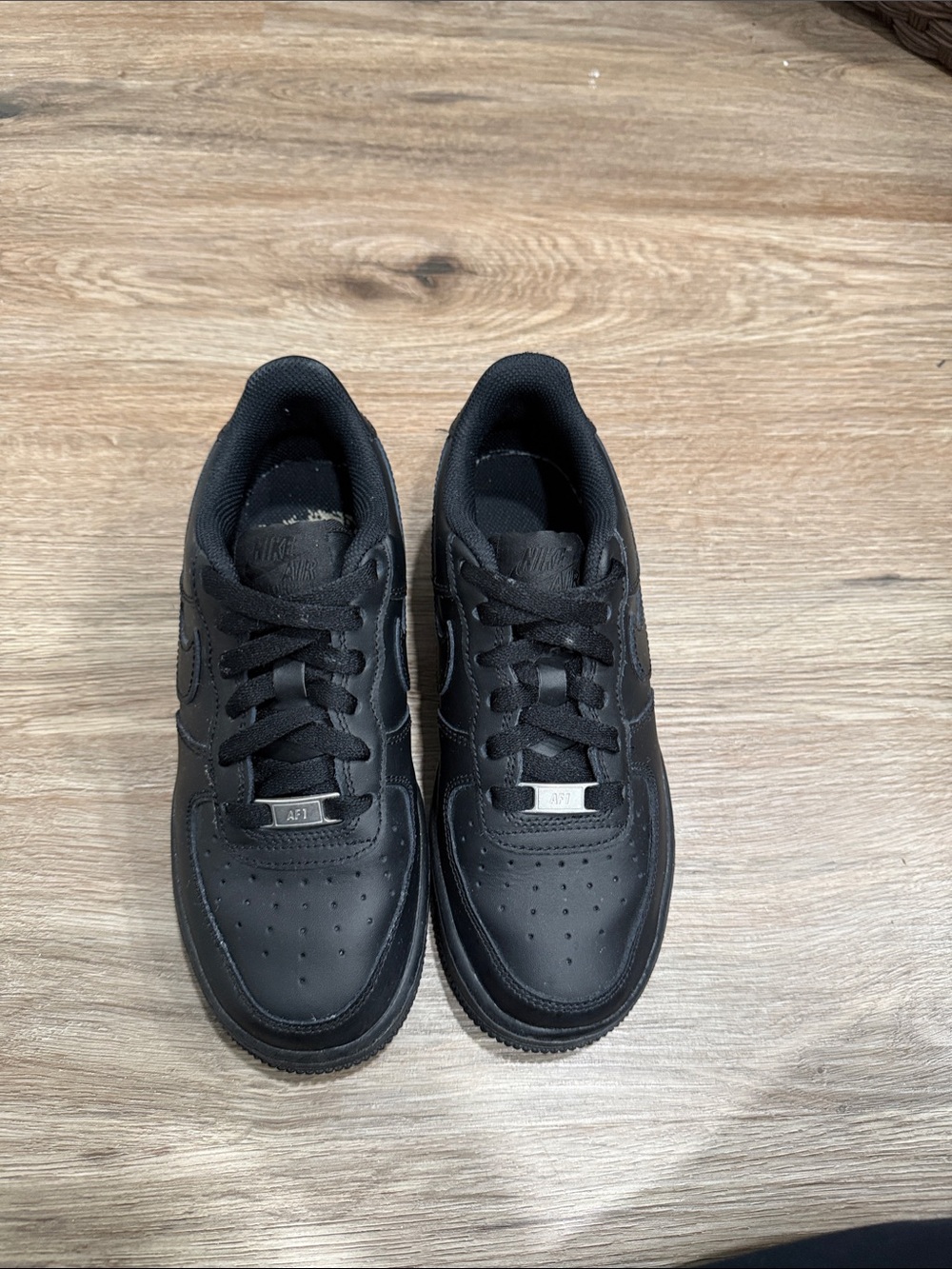 Nike Kids Black Low-Top Swoosh Sneakers - Picture 3 of 8